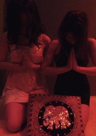 MOMENT DE DETENTE THAI NATURISTE A PARIS----